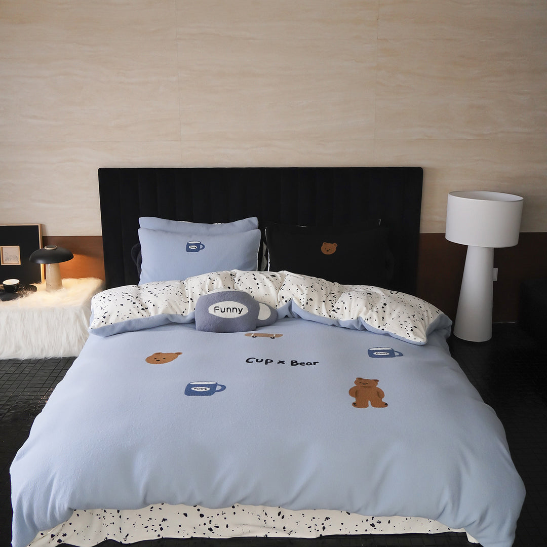 Bedding set with embroidered dog motifs and extra soft velour texture