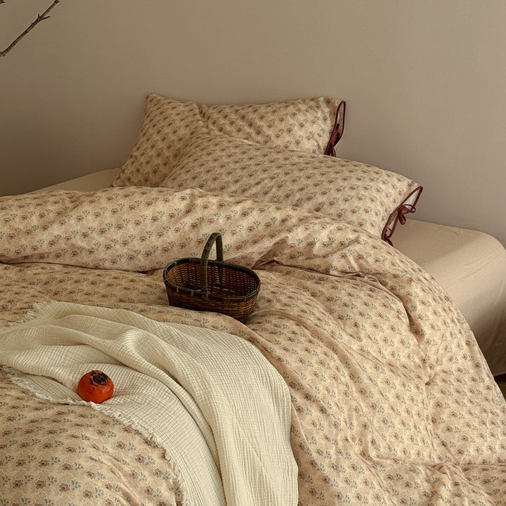 Quilted bed linen set with floral block print look and tie closure