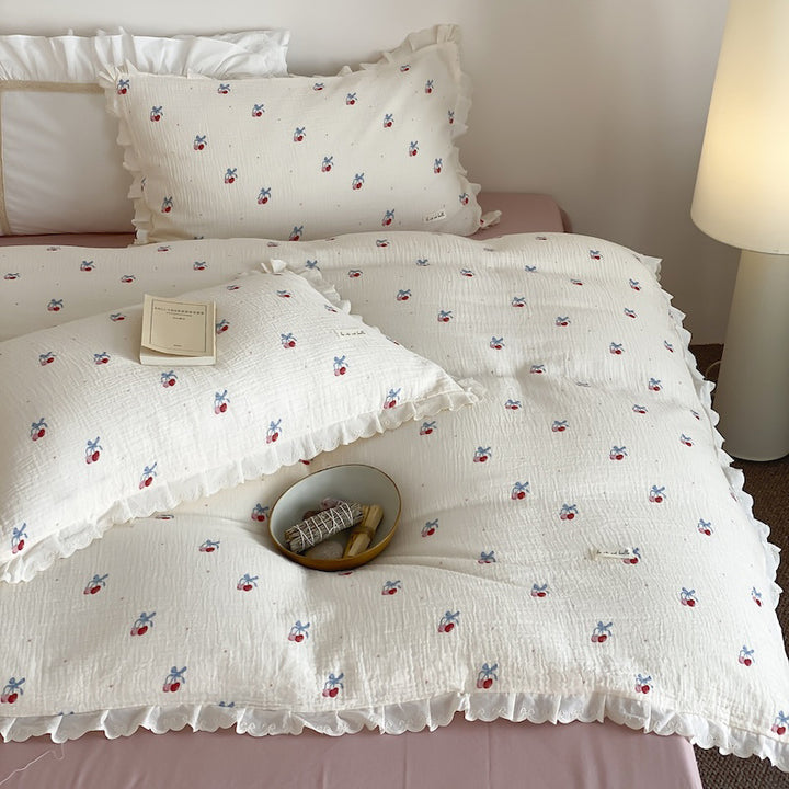 Bedding set made of cotton muslin with ruffles and playful animal print