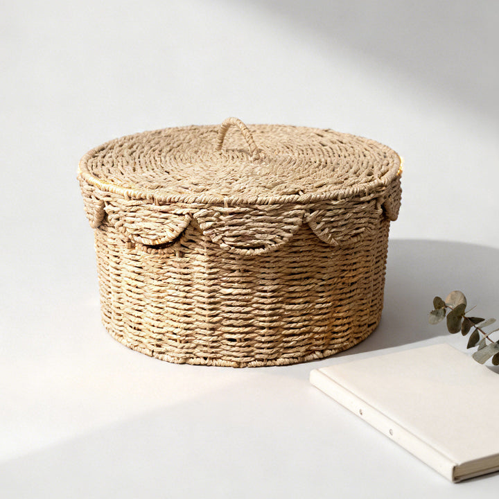 Rustic storage basket with lid Stornfield