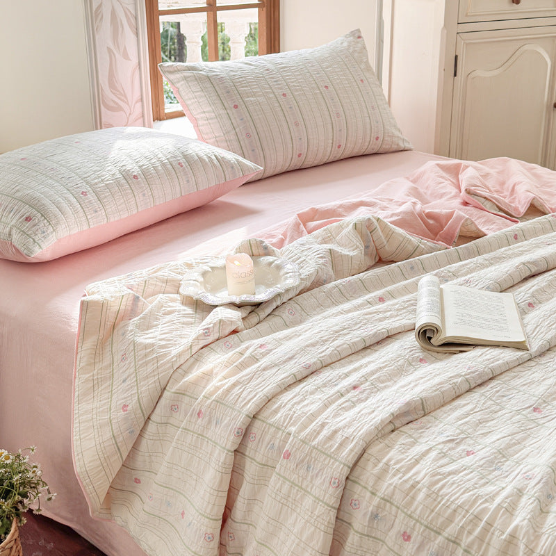 Quilt set in quilted cotton muslin with reversible function, delicate floral print and matching fitted sheet