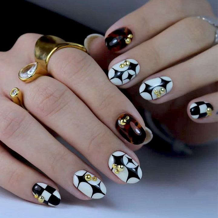 Artificial nails with modern geometric pattern and golden accents Stornfield
