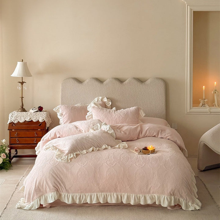 Bedding set made of cotton percale with embroidered relief and ruffled trim