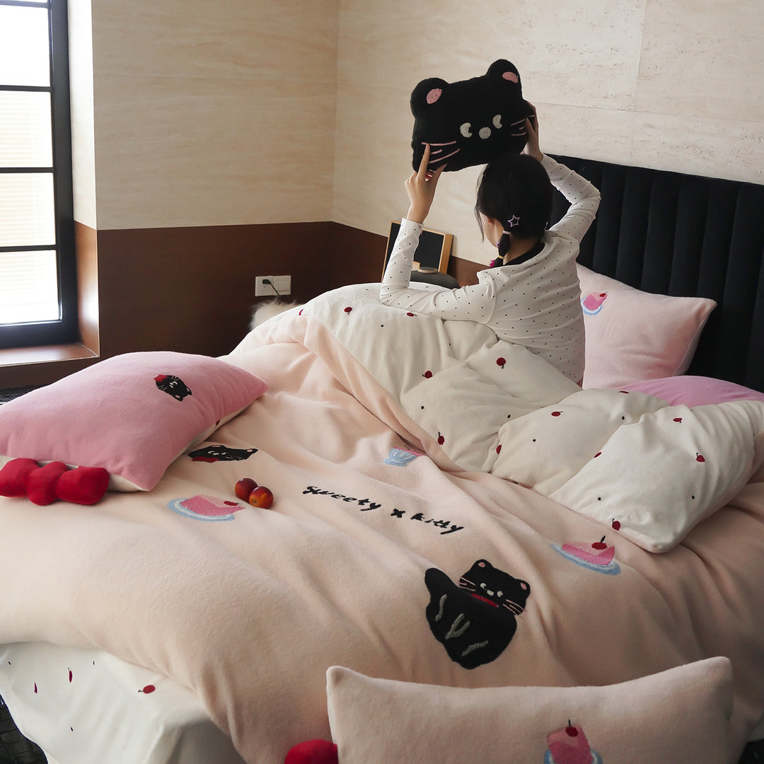 Embroidered Puppy Appliqué Reversible Duvet Cover Set with Paw-Print Shams