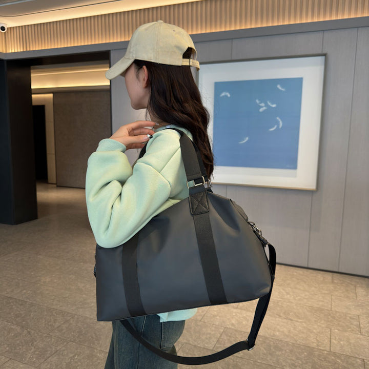 Sporty travel bag with water-repellent properties and ergonomic carrying handles Stornfield