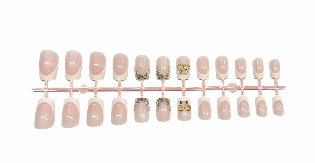 Artificial nail set with elegant gold embellishments Stornfield