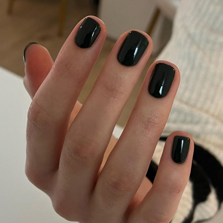 Glamorous nail art with high-gloss finish Stornfield