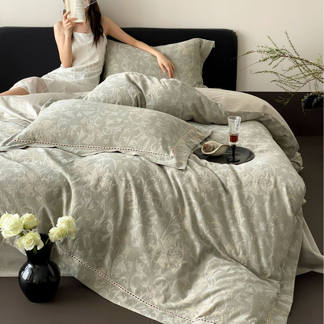 Bedding set made of cotton satin with floral jacquard structure and lace trim