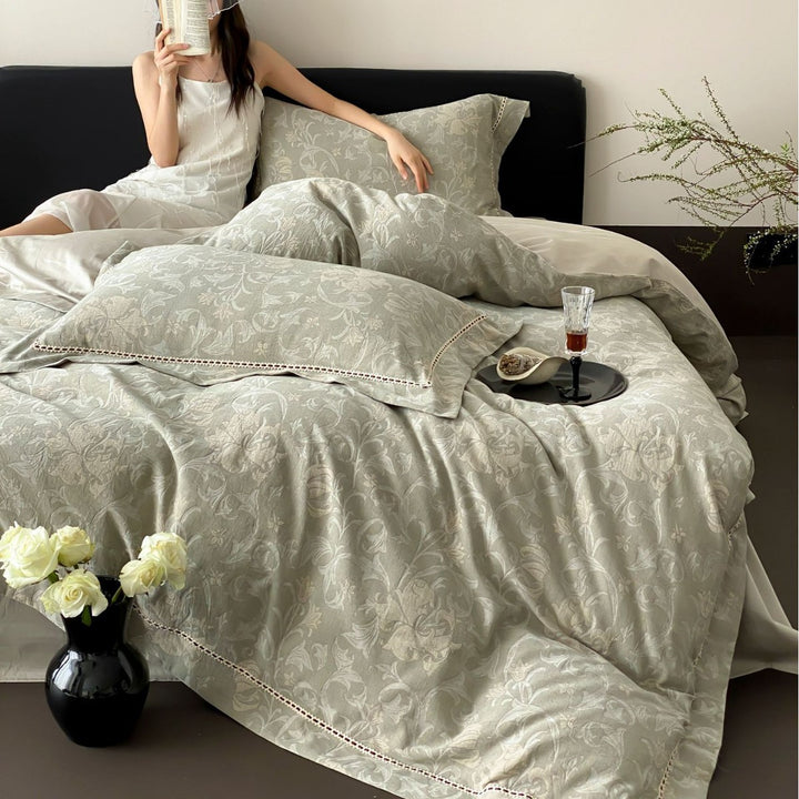 Bedding set made of cotton satin with floral jacquard structure and lace trim