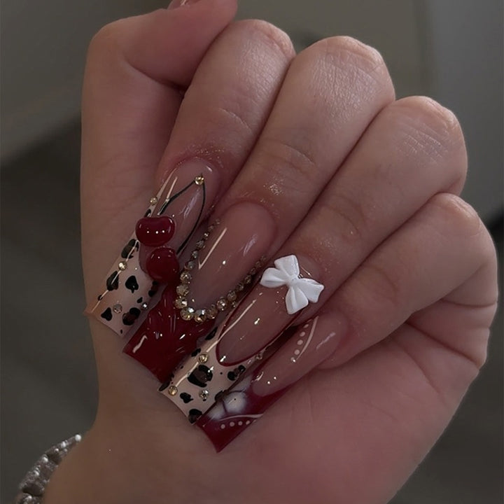 Artificial nail set with floral and glamorous design Stornfield