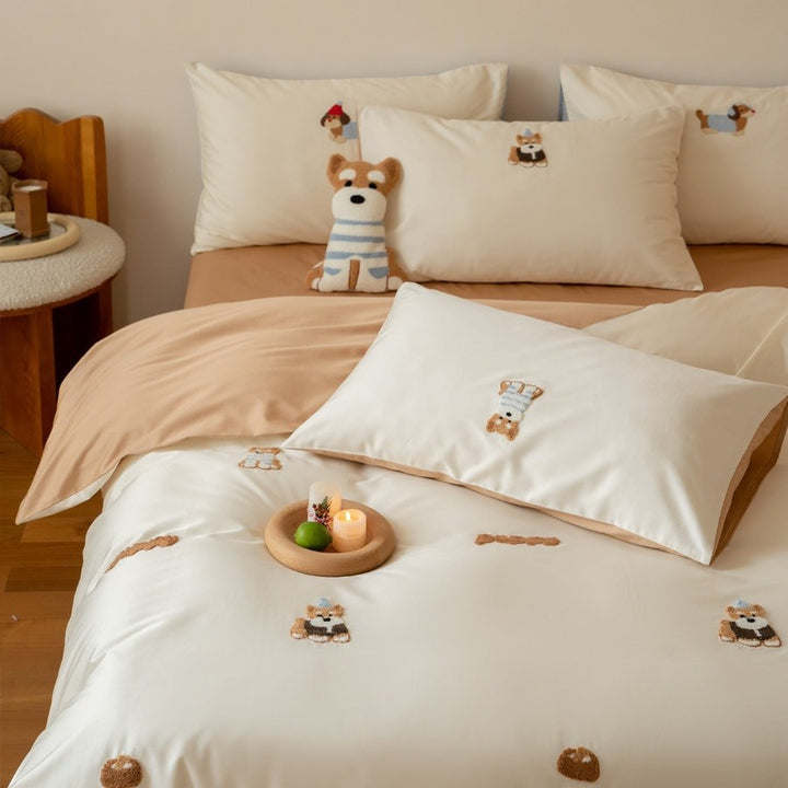 Children's bedding set with embroidered dachshund motifs made of soft cotton satin and reversible function