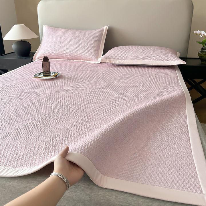 Quilted summer bedspread with breathable microfiber and fine piping