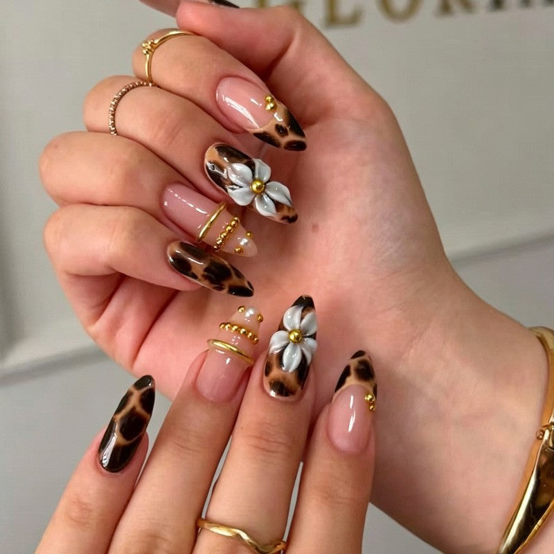 Artistic Nail Tips with Autumn Motifs Stornfield
