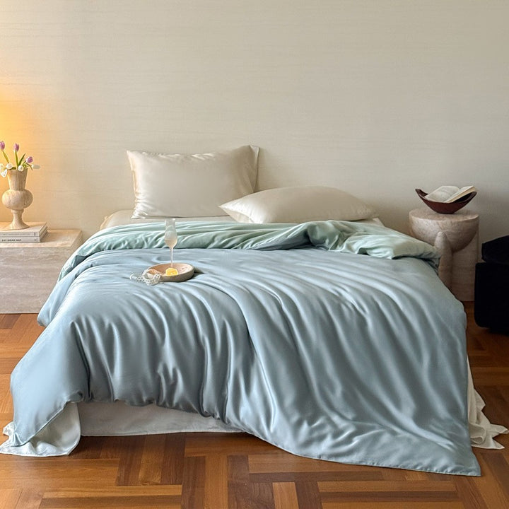 Luxurious satin bedding set with a silky-smooth surface, reversible function and hotel closure