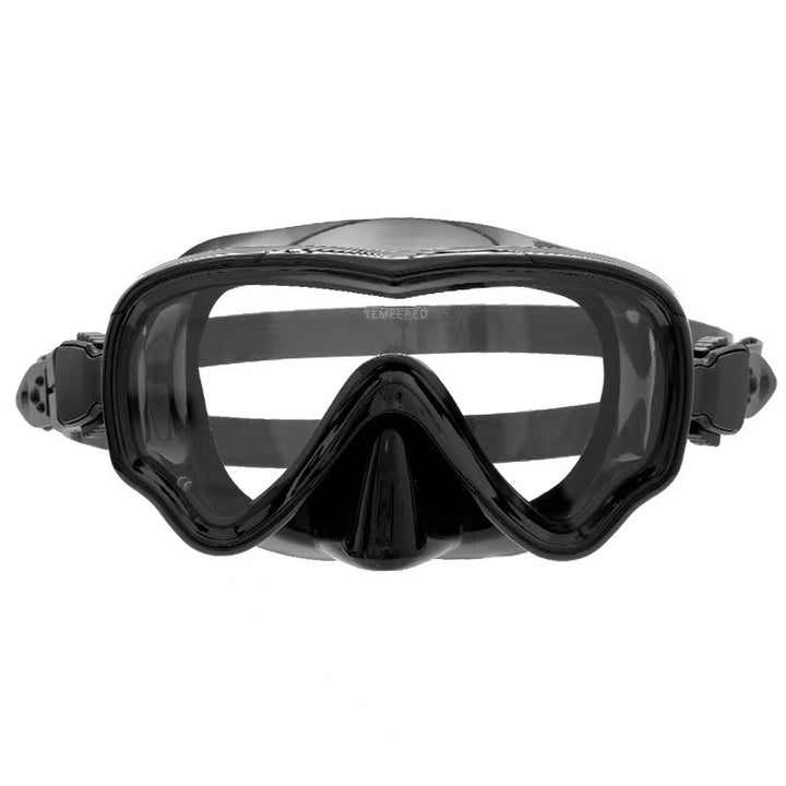 Diving mask with curved field of view and flexible silicone frame Stornfield