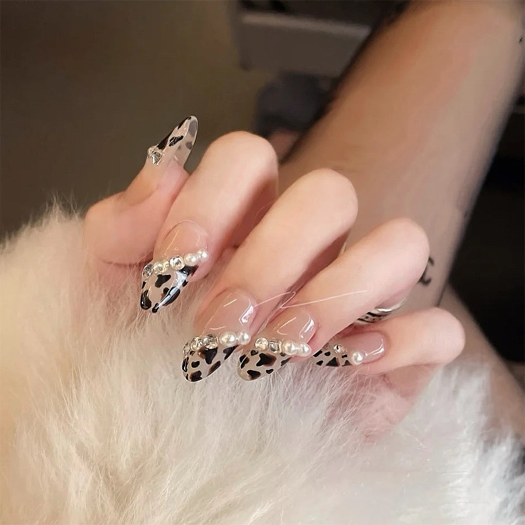 Artistic and elegant artificial nails Stornfield