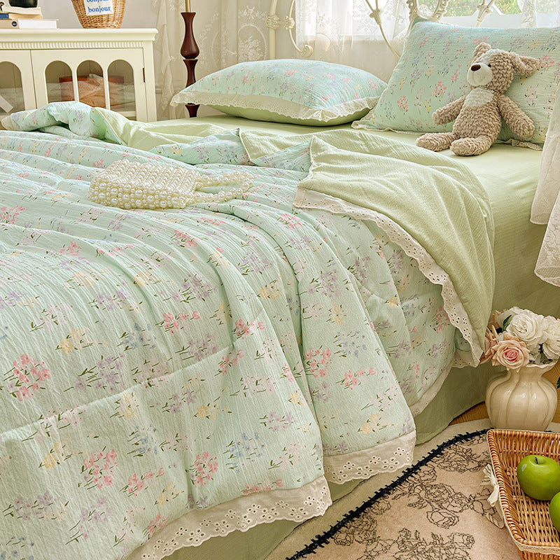 Floral Patterned Quilt Set