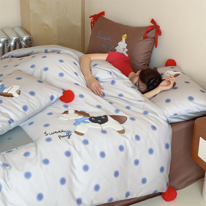 Bedding set made of cotton satin with delicate stripes and embroidered cherry motif