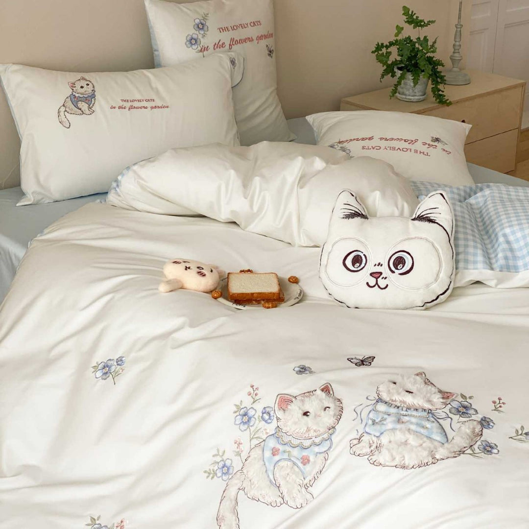Embroidered bedding set with cat motif, wavy ruffle and reversible function