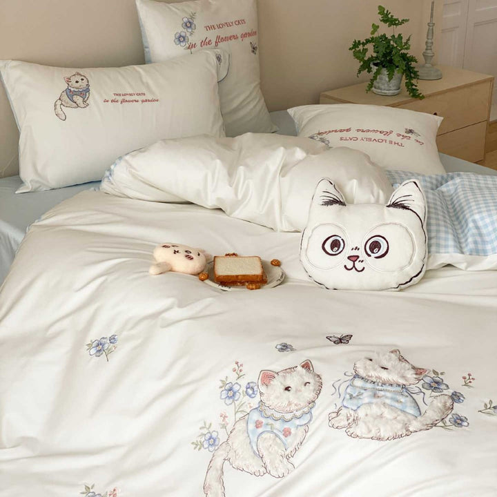 Embroidered bedding set with cat motif, wavy ruffle and reversible function