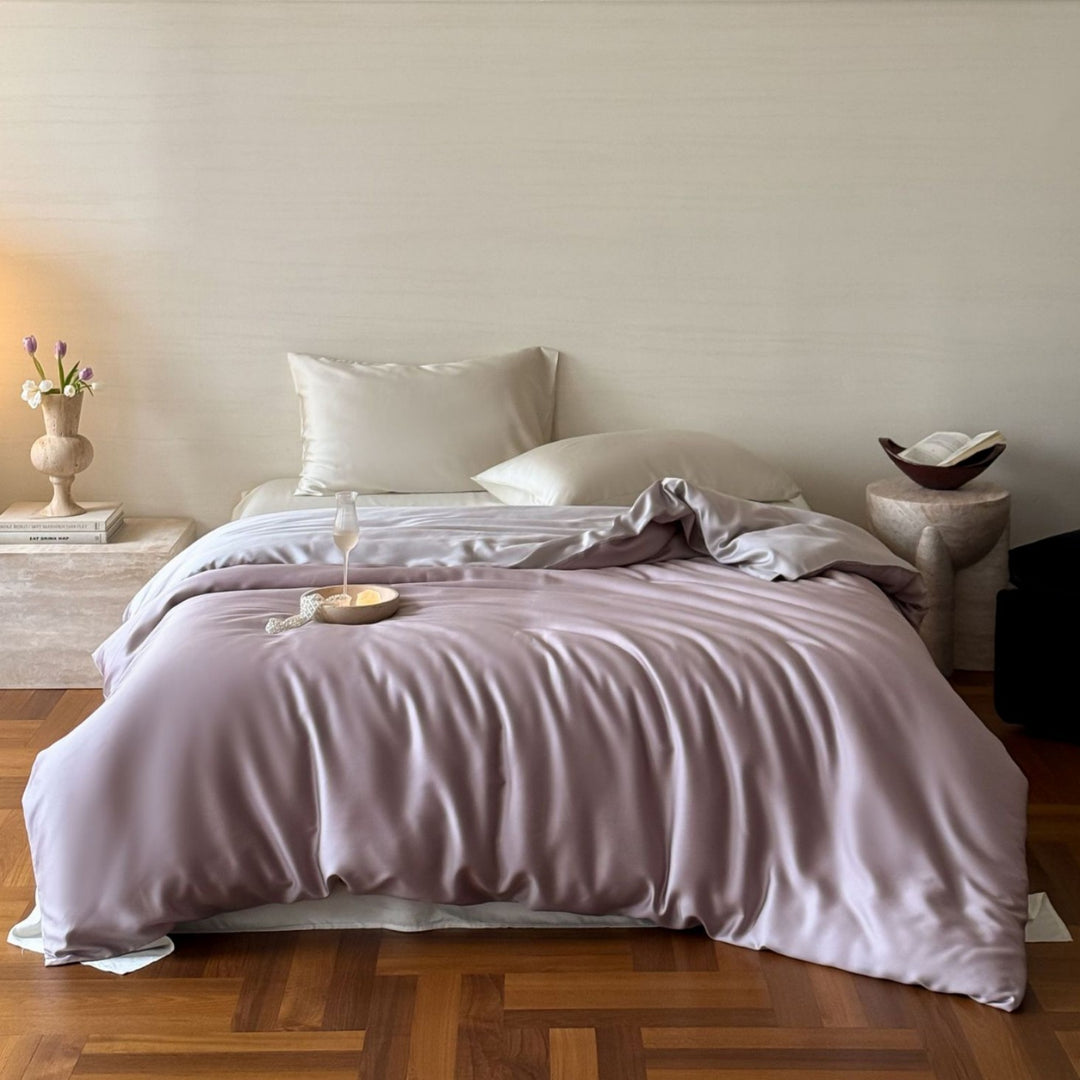 Luxurious satin bedding set with a silky-smooth surface, reversible function and hotel closure