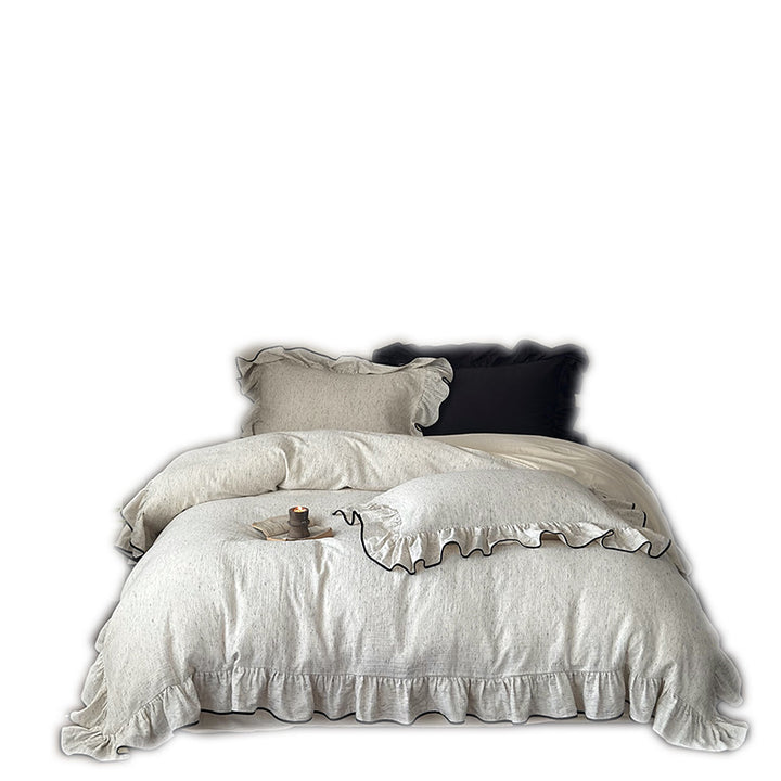 Playful ruffle bedding set in linen look with contrasting piping and soft wash