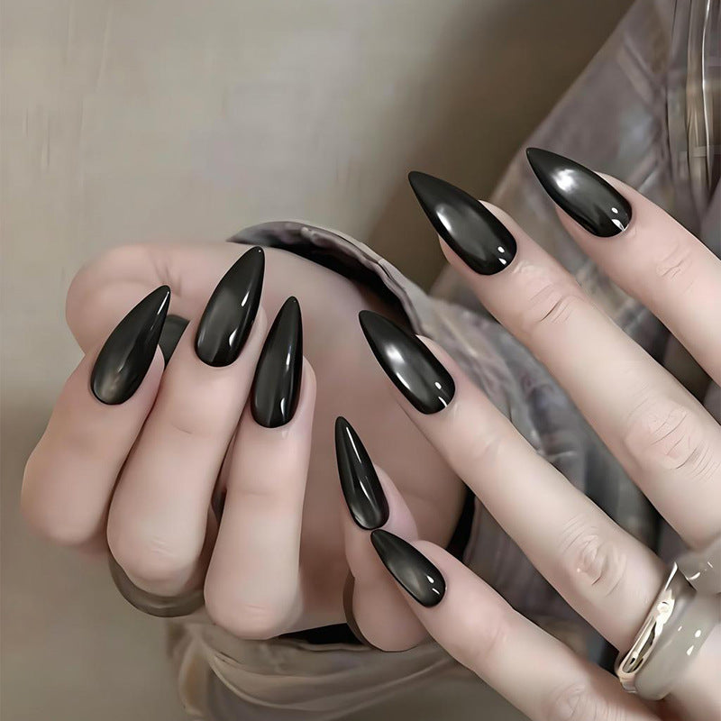 Artificial nail set with elegant pointed shapes and high-gloss finish Stornfield