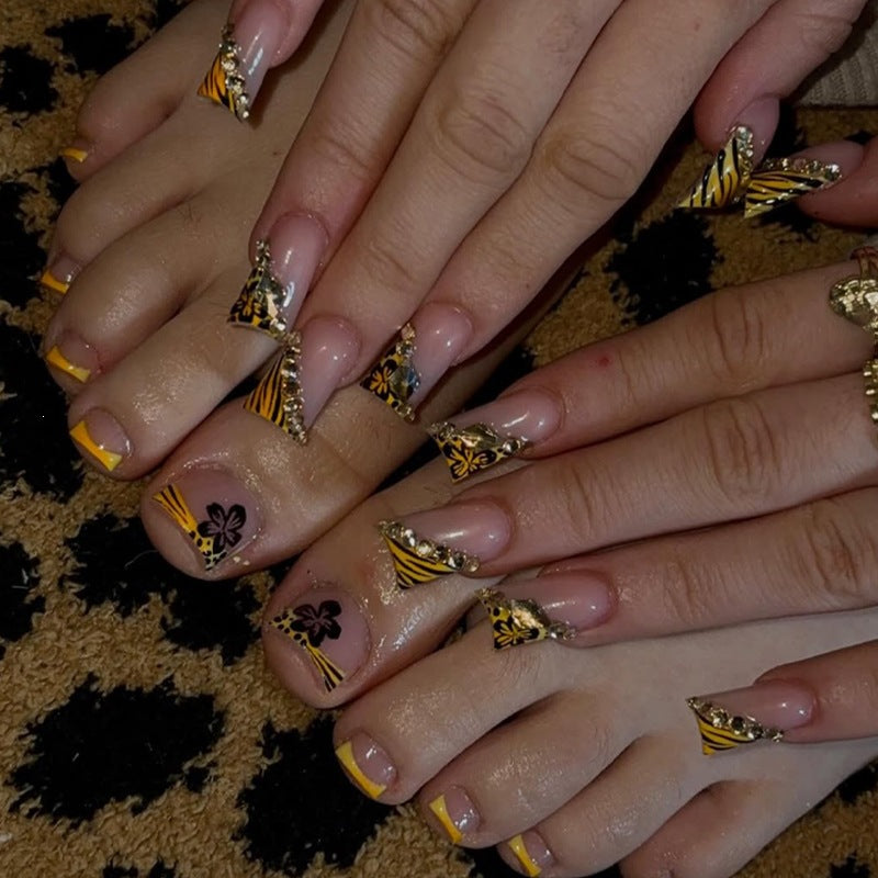 Artificial nail art with extravagant designs and glitter elements Stornfield