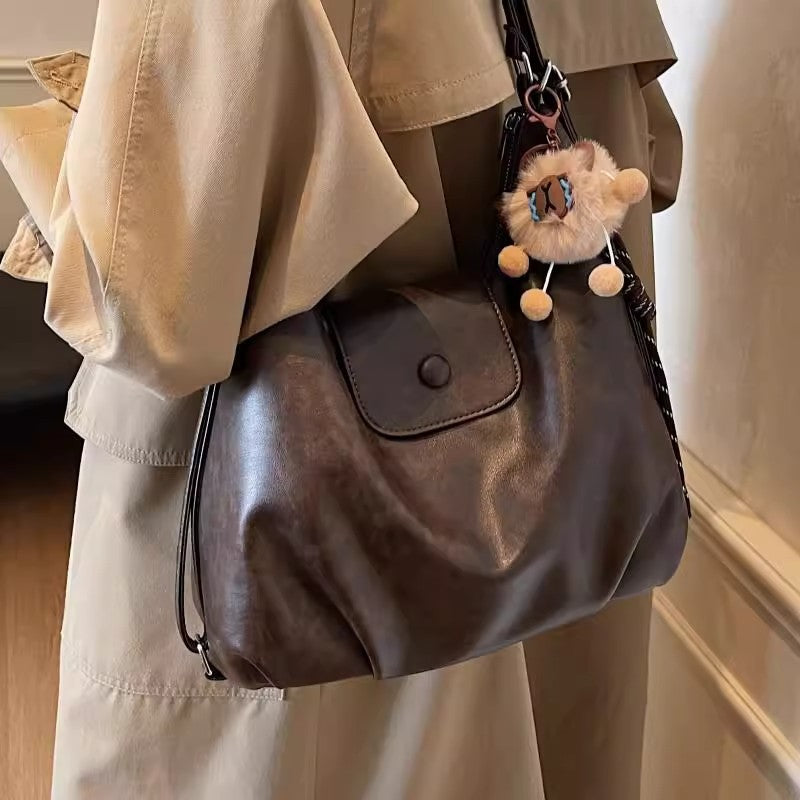 Modern shoulder bag with practical flap closure Stornfield