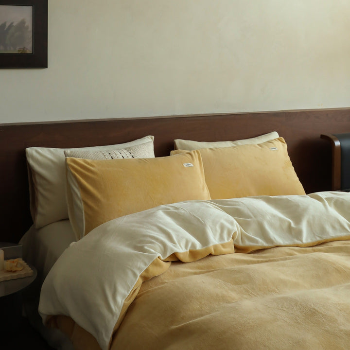 Soft velvet-look bedding set made of microfiber with breathable filling and hotel closure