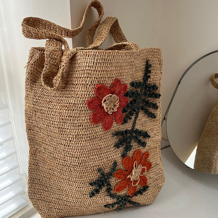 Handcrafted straw bag with geometric pattern Stornfield