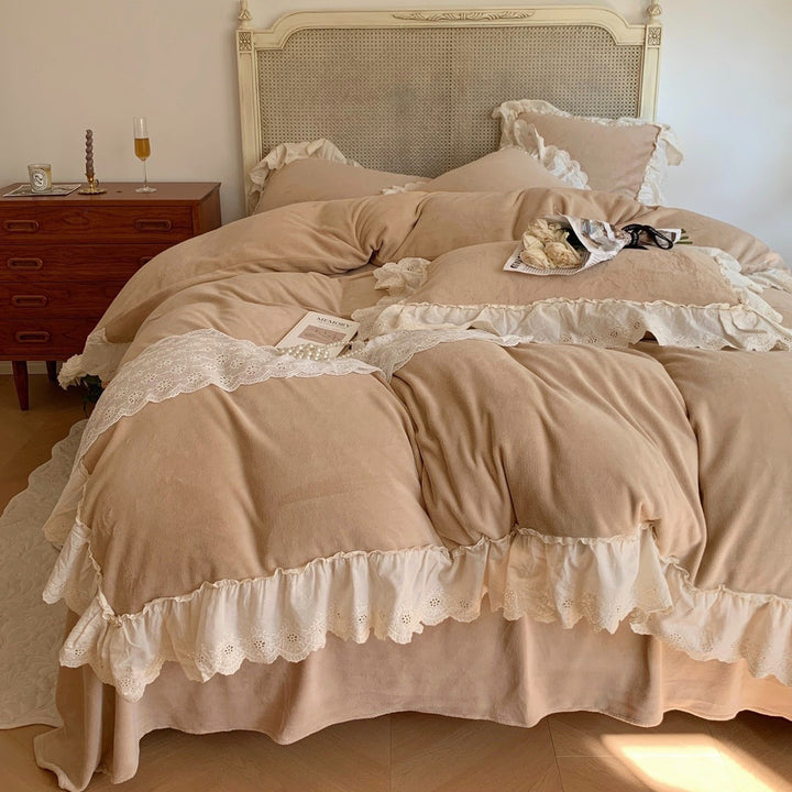 Cozy microfleece bedding set in vintage cottage style with cotton lace trim