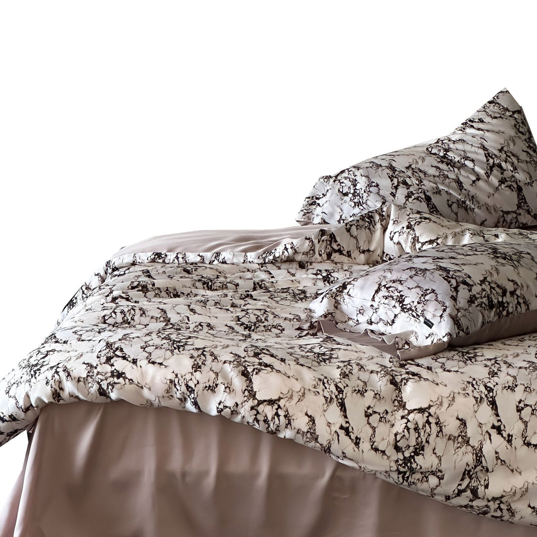 Satin bedding set with marble print, extra-fine satin and hotel closure
