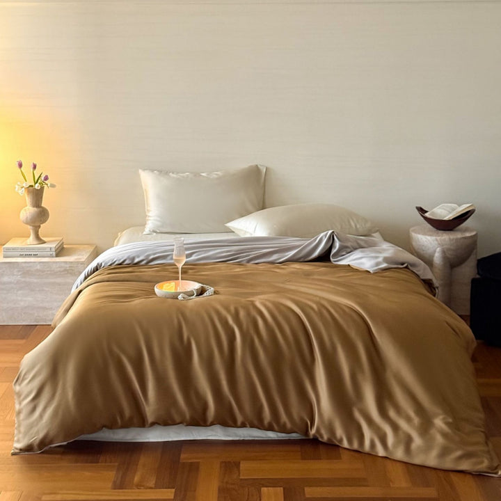 Luxurious satin bedding set with a silky-smooth surface, reversible function and hotel closure