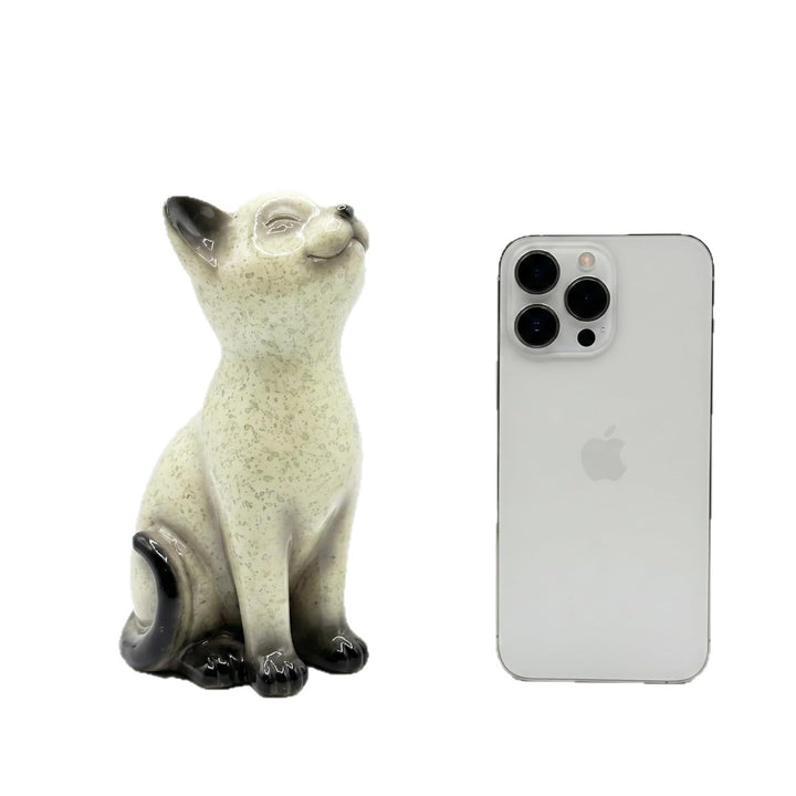 Resin statue of a cat Stornfield