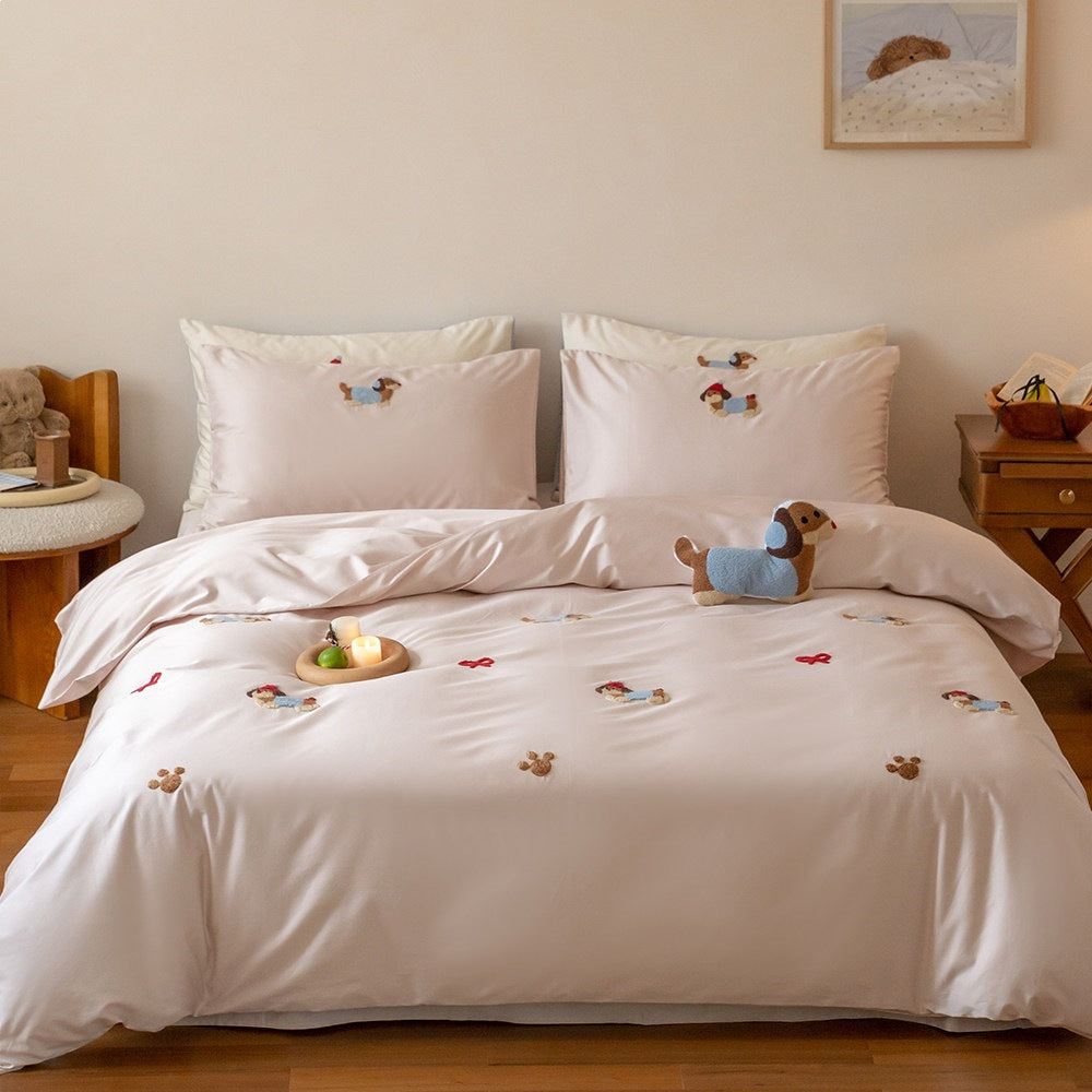 Children's bedding set with embroidered dachshund motifs made of soft cotton satin and reversible function