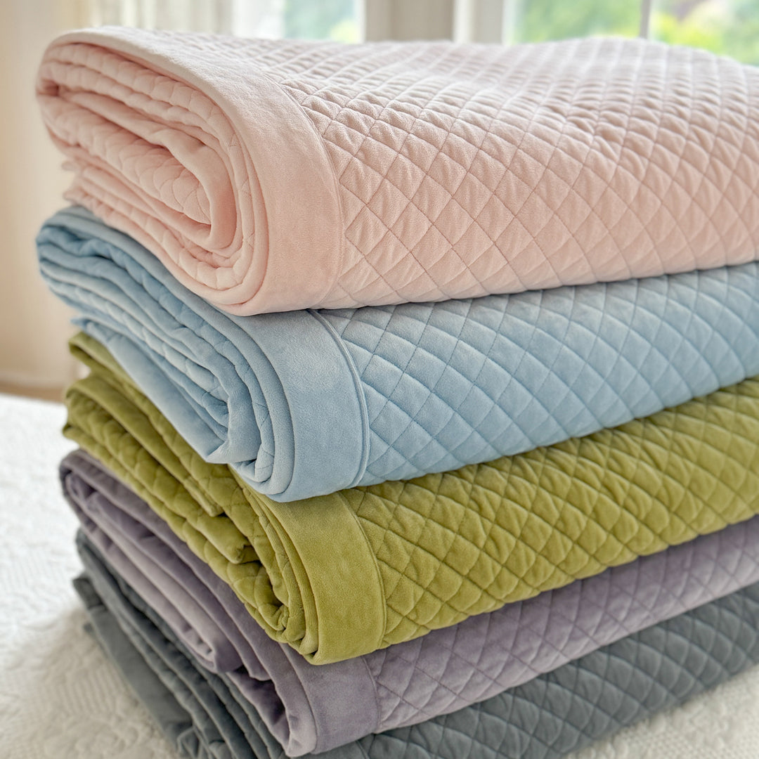 Diamond-Quilted Bedspread and Pillow Sham Set