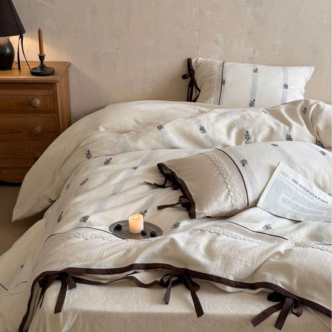 Reversible bedding set in linen look with lace trim and decorative bows