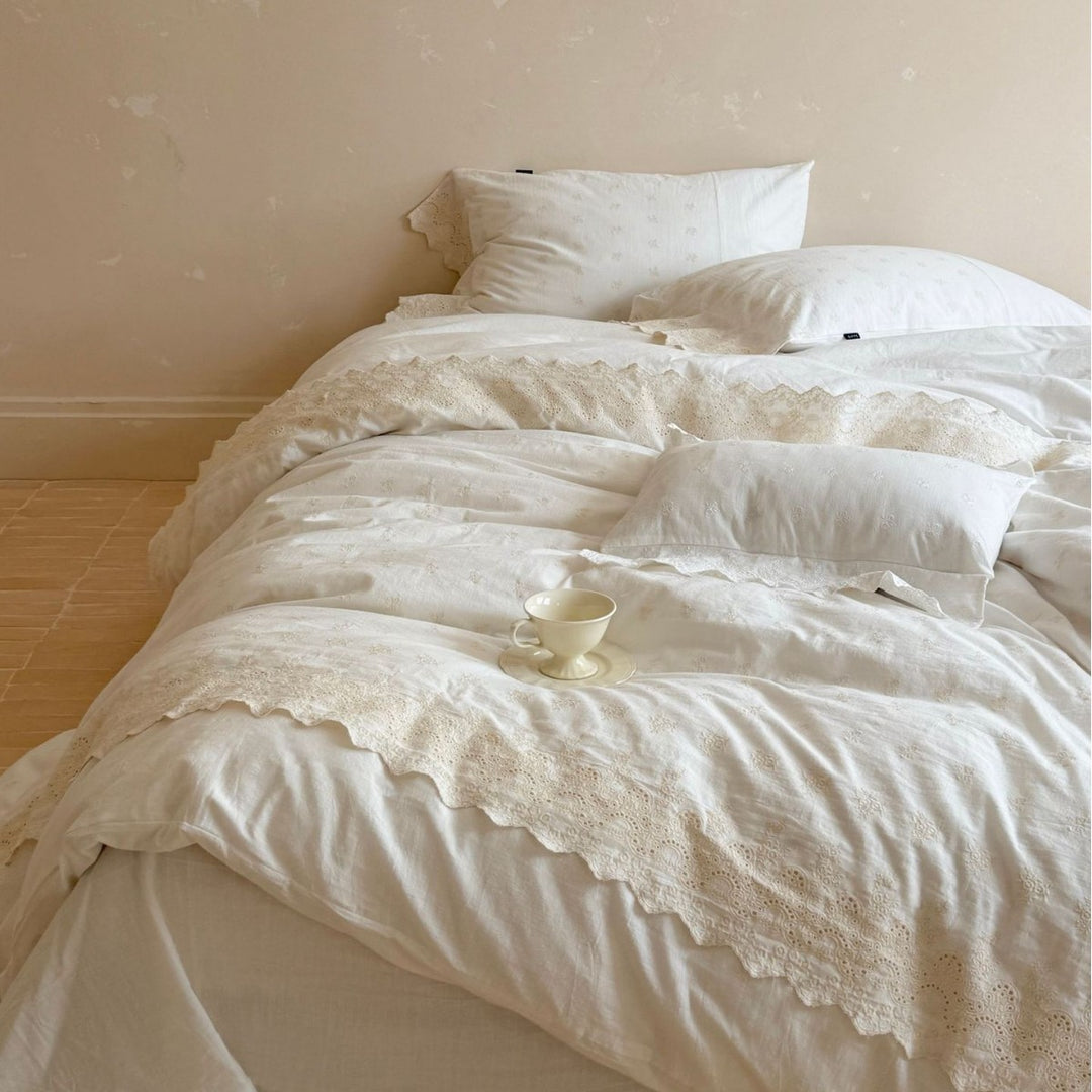 Vintage-Inspired Embroidered Eyelet Cotton Duvet Cover Set with Scalloped Lace Trim & Envelope Pillow Shams