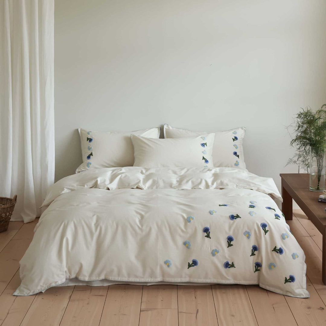 Hand-Embroidered Blue Daisy Cotton-Sateen Duvet Cover Set with Scalloped Trim and Matching Pillow Shams
