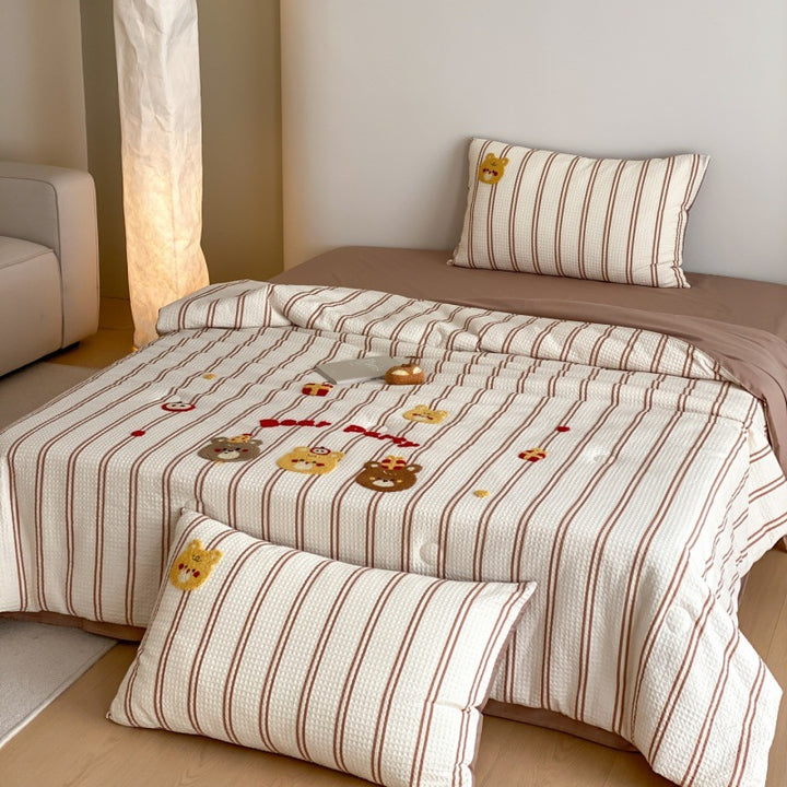 Waffle texture bedspread for children with embroidered animal and apple appliques