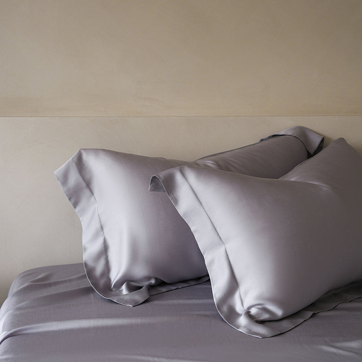 Satin pillowcase set made of combed cotton satin with a silky sheen and fine piping