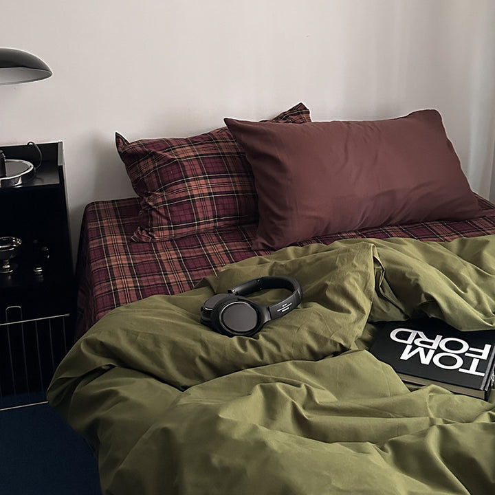Checked bedding set made of linen-cotton mix with fitted sheet and pillowcases
