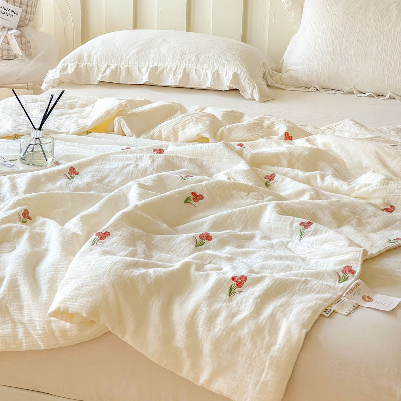 Women lightweight and breathable quilt with delicate floral patterns Stornfield