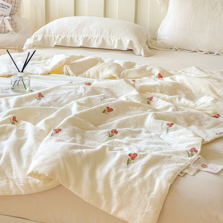Women lightweight and breathable quilt with delicate floral patterns Stornfield