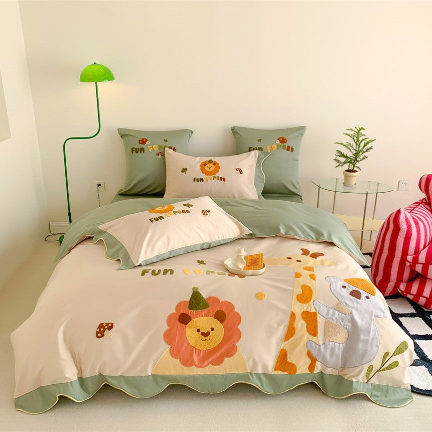 Children's bedding set with embroidered safari appliqués