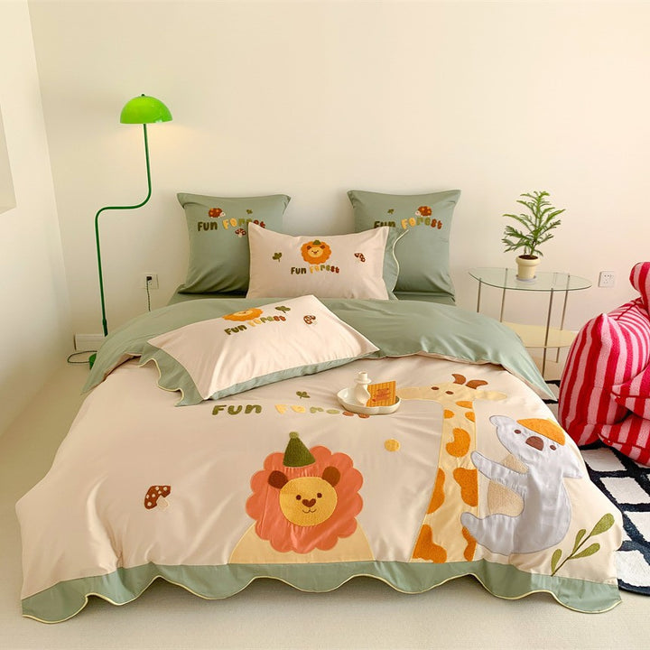 Children's bedding set with embroidered safari appliqués