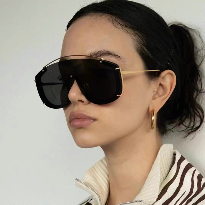 Women's masculine sunglasses with fashionable gradients and golden details Stornfield