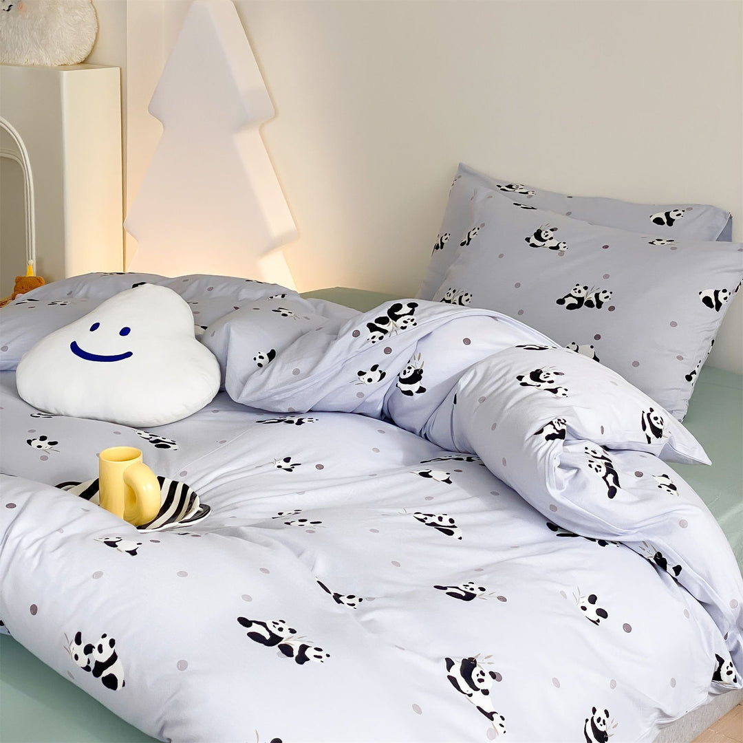Children's bedding set with playful animal and smile print