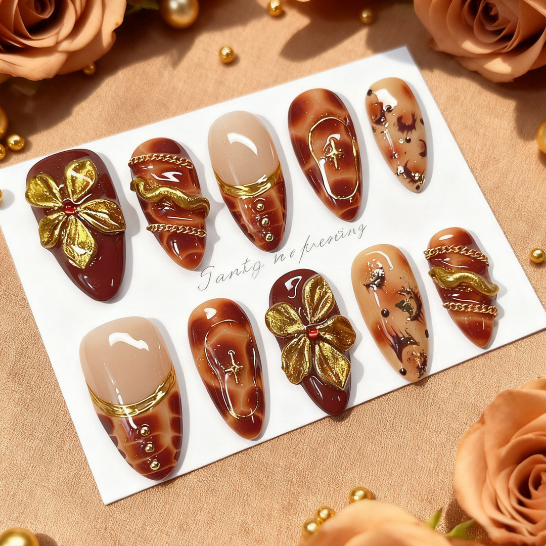 Deluxe artificial nails with golden accents Stornfield
